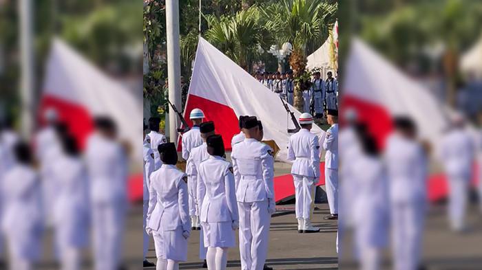 Bendera terbalik di Surabaya