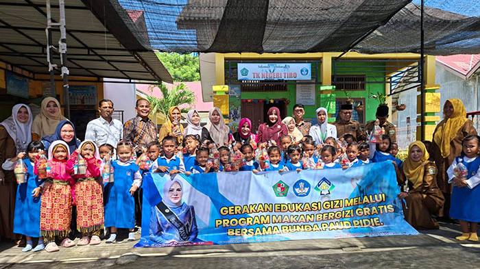 FOTO BERSAMA - Foto bersama kunjungan Bunda PAUD Pidie Hj Rohana Razali S.TP di TK Negeri Tiro, Kecamatan Tiro/Trusep, Pidie, Selasa (16/9/2025).