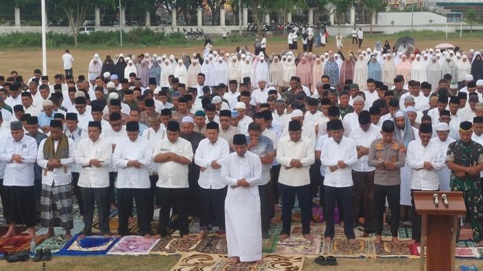 SALAT ISTISQA – Bupati Bireuen bersama unsur Forkopimda dan seribuan jamaah umumnya dari jajaran Pemkab Bireuen, masyarakat, TNI, Polri dan lainnya, Jumat (1/8/2025) melaksanakan shalat Istisqa di lapangan RTH Bireuen.
