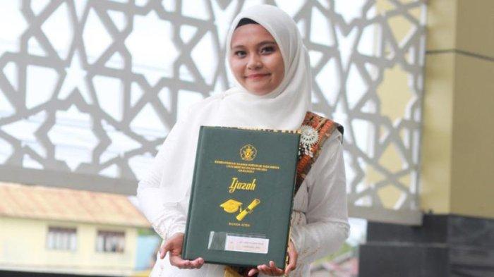 LULUS TANPA SKRIPSI - Siti Dian Natasya Solin, mahasiswi Program Studi Hukum Keluarga Fakultas Syariah dan Hukum Universitas Islam Negeri (UIN) Ar-Raniry Banda Aceh berhasil lulus tanpa menyusun skripsi. Acara yudisium diikuti oleh 222 lulusan dan berlangsung di Auditorium Ali Hasjmi, Rabu (5/2/2025).
