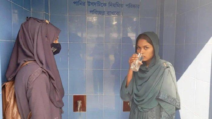 Siswa minum air yang disaring di fasilitas pengumpulan hujan di Sekolah Menengah Gabura GlM di Shyamnagar, Distrik Satkhira, Bangladesh.