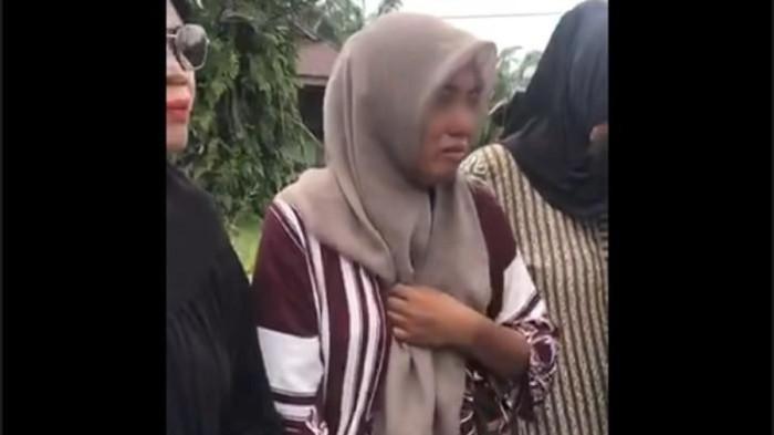 ISTRI DICERAI SUAMI - Kondisi Fitri ketika para tetangga membantunya pindahan dari rumah suami setelah dicerai. (Facebook cut.safitri.75)