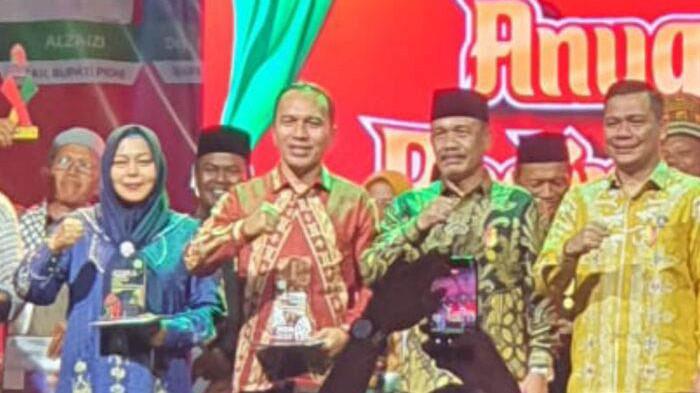TERIMA HADIAH - Direktur RSUD Tgk Chik Ditiro Sigli, drg Mohd Faisal Riza MARS berfoto bersama setelah menerima hadiah dan penghargaan dari Bupati Pidie, H Sarjani Abdullah pada penutupan Hari Lahir Pidie Ke-514 di Pidie Convnetion Center (PCC) Sigli, Sabtu (20/9/2025).