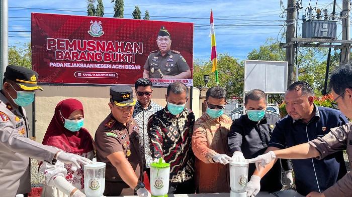 MUSNAHKAN BARANG BUKTI - Kejari Aceh Besar memusnahkan barang bukti dan barang sitaan hasil perkara pidana di halaman kantor setempat, Kamis (14/8/2025). Foto: