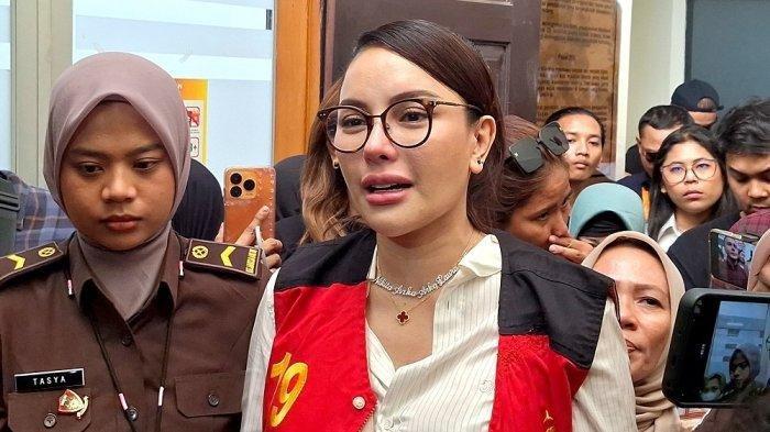 NIKITA MIRZANI MENANGIS - Aktris dan presenter Nikita Mirzani menangis di dalam ruang sidang saat membacakan nota eksepsi atau keberatannya di depan majelis hakim dalam sidang kasus dugaan pemerasan dan TPPU di Pengadilan Negeri Jakarta Selatan, Selasa (1/7/2025).