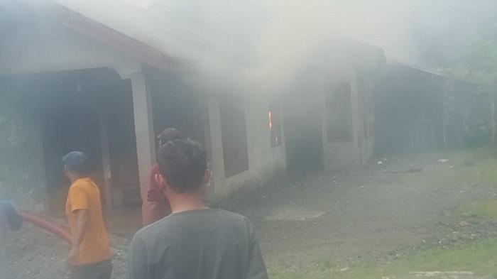 Petugas berjibaku memadamkan api yang menghanguskan satu unit rumah di Gampong Padang Sikabu, Kecamatan Kaway XVI, Aceh Barat, Sabtu (13/8/2025).