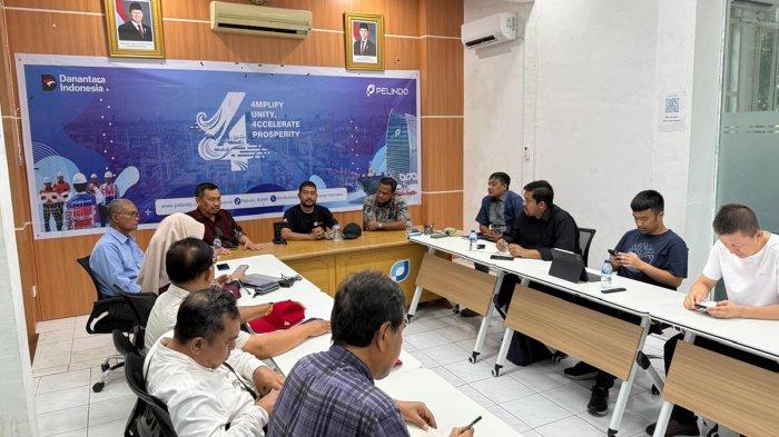 PELABUHAN KRUENG GEUKUEH - Sekretaris Jenderal Dewan Ekonomi Aceh (DEA) Ismail Rasyid, bersama anggota Hasballah M Thaib (Rocky), dan Komisaris PT Trans Continent Jibril Gibran, serta perwakilan Sany Group, Mr. Hao Xianghun, mengunjungi Pelabuhan Krueng Geukueh, Aceh Utara, Sabtu (11/10/2025). Rombongan Dewan Ekonomi Aceh ini disambut oleh jajaran manajemen Pelindo SPMT Branch Lhokseumawe: Branch Manager Aulia Rahman, Deputy Branch Manager Pendukung Operasi Mildawaty Noer, Koordinator Junior Operasi & Teknik Abdul Qadir, serta Staf Humas Khairul Iman.