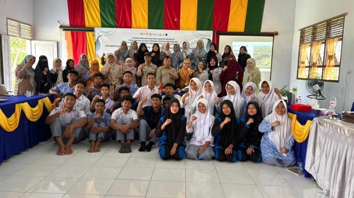 Tim Prodi Teknik Pertambangan Fakultas Teknik USK dan siswa SMK Negeri 1 Jantho, Aceh Besar.