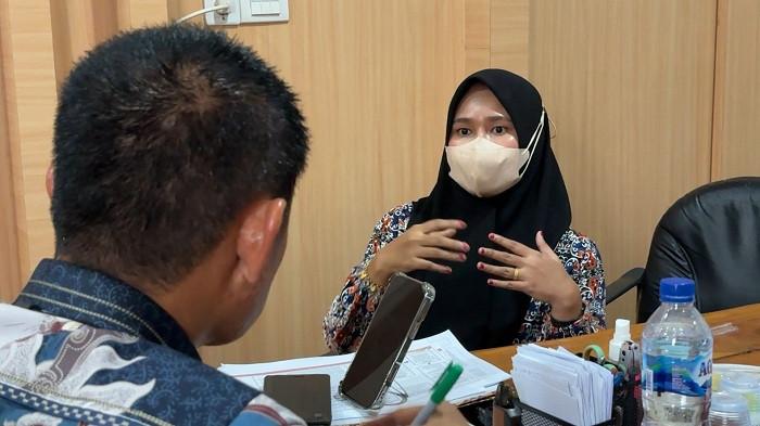 KORBAN PENIPUAN: Wanita inisial Y saat diwawancara khsusus terkait manjadi korban penipuan oleh Polisi Gadungan, Jumat(8/8/2025).