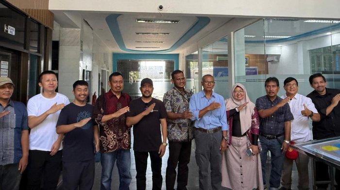 PELABUHAN KRUENG GEUKUEH - Sekretaris Jenderal Dewan Ekonomi Aceh (DEA) Ismail Rasyid, bersama anggota Hasballah M Thaib (Rocky), dan Komisaris PT Trans Continent Jibril Gibran, serta perwakilan Sany Group, Mr. Hao Xianghun, mengunjungi Pelabuhan Krueng Geukueh, Aceh Utara, Sabtu (11/10/2025). Rombongan Dewan Ekonomi Aceh ini disambut oleh jajaran manajemen Pelindo SPMT Branch Lhokseumawe: Branch Manager Aulia Rahman, Deputy Branch Manager Pendukung Operasi Mildawaty Noer, Koordinator Junior Operasi & Teknik Abdul Qadir, serta Staf Humas Khairul Iman.