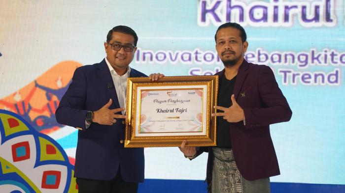 SERAMBI EKRAF AWARDS - Menteri Ekonomi Kreatif (Ekraf), Teuku Riefky Harsya menyerahkan penghargaan kepada Khairul Fajri dalam acara Malam Puncak Serambi Ekraf Awards 2025, yang digelar oleh Serambi Indonesia di Ball Room The Pade Hotel, Banda Aceh, Jumat (29/8/2025).