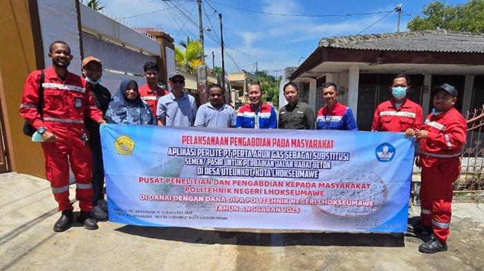RABAT BETON PERCONTOHAN - Tim Pengabdian kepada Masyarakat (PkM) Politeknik Negeri Lhokseumawe (PNL) bersama HSSE dan Quality Management PT Perta Arun Gas (PAG) meluncurkan proyek percontohan pembangunan jalan rabat beton di Desa Uteunkot, Kecamatan Muara Dua, Lhokseumawe, Senin (18/8/2025). Proyek ini memanfaatkan material perlite hasil eks LNG Tank F-6004 milik PT PAG sebagai substitusi pasir dalam campuran beton.