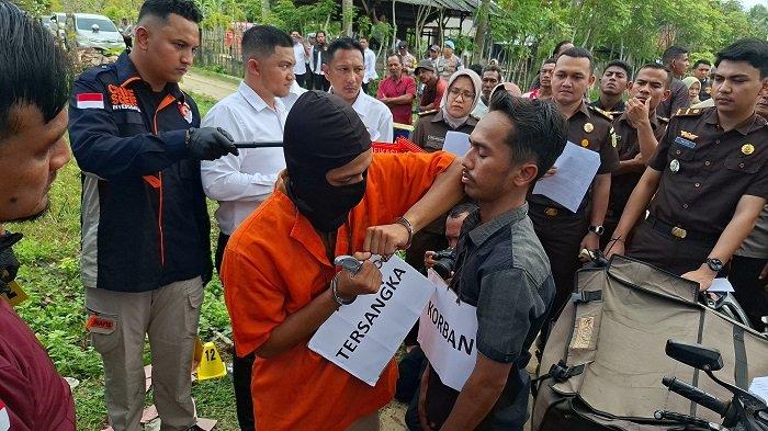 REKA ULANG KASUS - Reka ulang adegan pembunuhan, kurir paket di Aceh Timur yaitu Bustamam yang dilakukan oleh rekan kerjanya RA, rekonstruksi dilakukan pada Senin (13/10/2025) dengan penjagaan ketat dari Polres Aceh Timur.