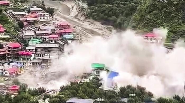 Sebuah video viral menunjukkan pemadangan mengerikan, detik-detik banjir bandang melanda desa di tepi sungai di India, banyak rumah hanyut tersapu longsor di Uttarakhand, India pada Selasa (5/8/2025).