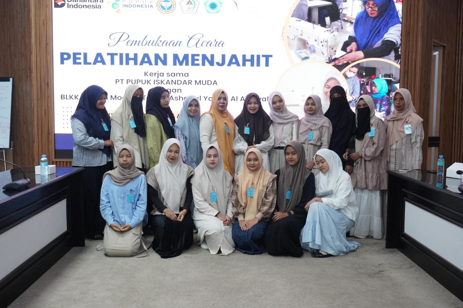 PELATIHAN MENJAHIT: PT Pupuk Iskandar Muda (PIM) bekerja sama dengan Balai Latihan Kerja Komunitas (BLKK) Desain Mode & Tekstil Ashabul Yamin Al Aziziyah, meluncurkan pelatihan menjahit bagi para pemudi di wilayah binaannya, Rabu (6/8/2025).