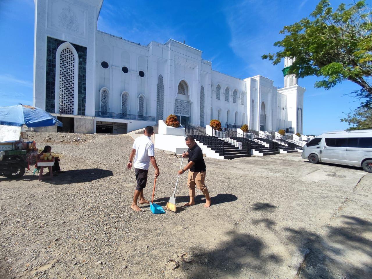 Karyawan Parkside Meuligoe Hotel dan Portola Tiara Hotel Meulaboh membersihkan area luar Masjid Agung Baitul A’la (Masjid Giok) di Kecamatan Suka Makmue, Nagan Raya.