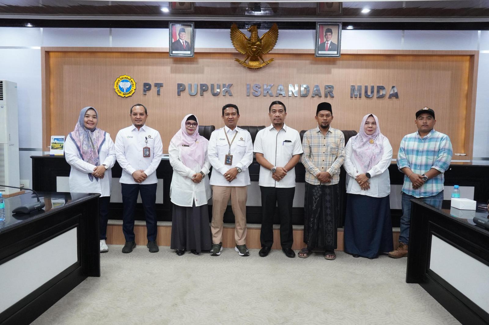 PELATIHAN MENJAHIT: PT Pupuk Iskandar Muda (PIM) bekerja sama dengan Balai Latihan Kerja Komunitas (BLKK) Desain Mode & Tekstil Ashabul Yamin Al Aziziyah, meluncurkan pelatihan menjahit bagi para pemudi di wilayah binaannya, Rabu (6/8/2025).