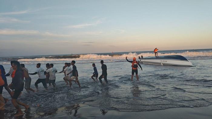 EVAKUASI - Evakuasi speed boat yang terbalik di Pantai Matahari Terbit, Sanur, Denpasar, Bali Selasa 5 Agustus 2025.