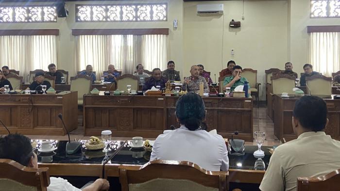 Forum Perjuangan Driver Pariwisata Bali ikuti Pembahasan Raperda Provinsi Bali tentang angkutan sewa khusus pariwisata berbasis aplikasi di Bali di Ruang Rapat Gabungan Lantai 3 Kantor DPRD Provinsi Bali pada, Selasa 16 September 2025. Forum Perjuangan Driver Pariwisata Bali Minta Tarif Ojol untuk Turis dan WNI Dibedakan