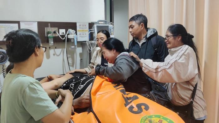 JENAZAH - Jenazah Gusti Agung Anom bersama pihak keluarga. Gusti Agung ditemukan tewas setelah terseret arus saat menyelamatkan anak pacarnya di Pantai Seminyak, Badung, Bali, Senin 4 Agustus 2025.