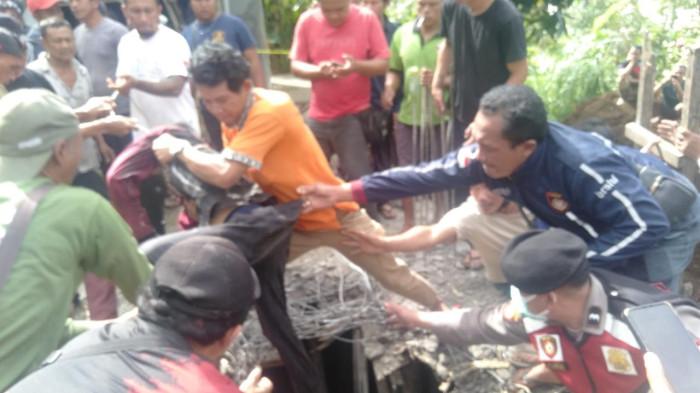 Pekerja tewas - kecelakaan kerja yang tragis terjadi di bangunan bak penampungan air di area gudang sepeda Bali Echo di Banjar Seribatu, Desa Penglumbaran, Kecamatan Susut, Bangli, Bali Sabtu 2 Agustus 2025 pagi. Kecelakaan Kerja di Bangli Bali, 3 Pekerja Ditemukan Tewas di Bak Air, Polisi Lakukan Penyelidikan