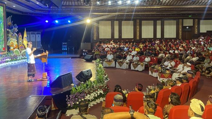 LIFT KACA - Gubernur Bali, Wayan Koster pada Penilaian Proper 2025 dan Optimalisasi Pungutan Wisatawan Asing, di Gedung Ksirarnawa, Taman Budaya Provinsi Bali, Kamis 30 Oktober 2025. Ia memberikan keterangan terkait lift kaca di Pantai Kelingking, Nusa Penida, Klungkung, Bali.