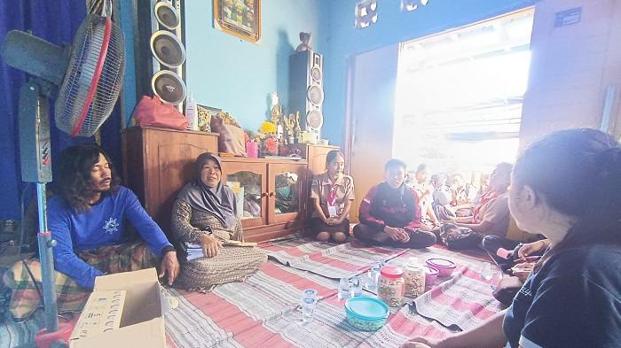 Perwakilan sekolah dan teman-temannya korban saat melayat  cv