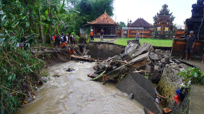 Petugas BPBD Klungkung dan warga di Desa Adat Dawan bergotong-royong mengatasi saluran irigasi yang tersumbat, Sabtu (20/9/2025). Diterjang Banjir, Pura Dalem Dawan Bali Rusak, Bupati Klungkung Satria Pastikan Penanganan Cepat