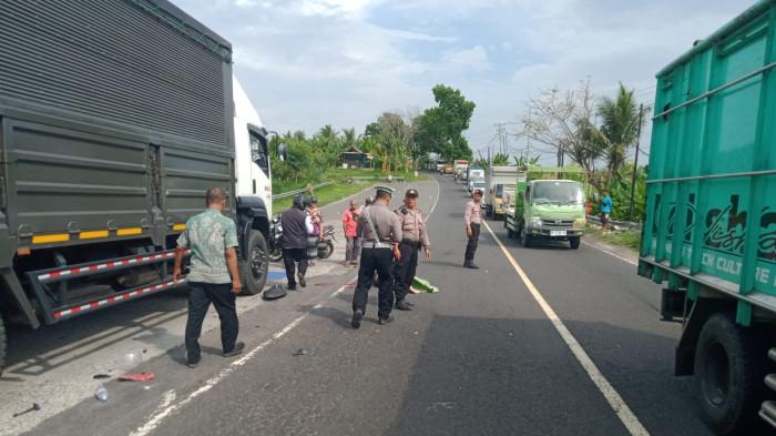Petugas Satlantas Polres Jembrana, saat melakukan olah TKP di lokasi kejadian laka lantas maut di jalur tengkorak Jalan Raya Denpasar-Gilimanuk wilayah Kecamatan Mendoyo, Jembrana, Selasa 28 Oktober 2025.