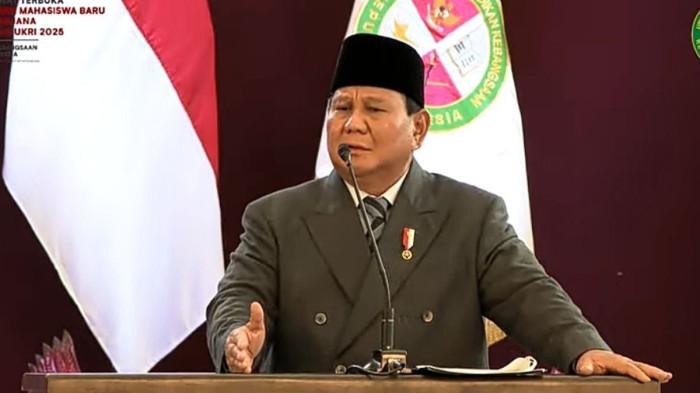 SAMBUTAN - Presiden Prabowo Subianto memberikan sambutan dalam prosesi sidang senat pengukuhan mahasiswa baru sekaligus wisuda sarjana di UKRI, Bandung, Sabtu (18/10).