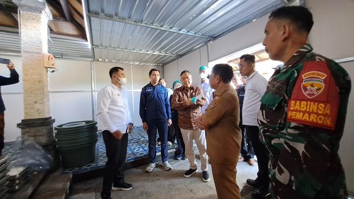 Sidak - Anggota Komite III DPD RI, Rai Mantra saat melakukan sidak di SPPG Pemaron, Senin (13/10). Ia meminta agar tidak ada lagi istilah menu minimalis dalam MBG.