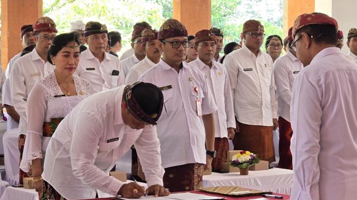 Pelantikan - Suasana pelantikan Jabatan Pimpinan Tinggi Pratama dan Administrator di lingkungan Pemkab Buleleng, Jumat (24/10/2025).