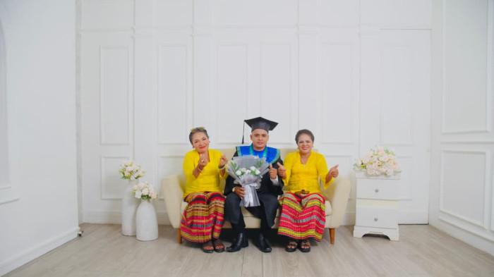 Terdius Dejesus bersama mama dan bibinya saat wisuda.