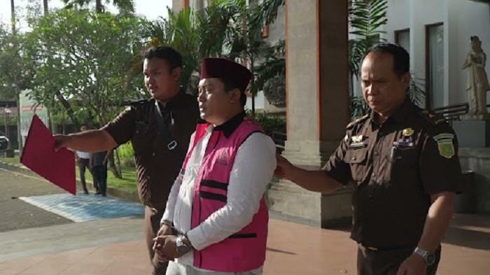 DIGIRING – Tersangka SH saat digiring di kantor Kejari Badung untuk dibawa ke Lapas Kerobokan, Kecamatan Kuta Utara, Kabupaten Badung, pada Senin (20/10).