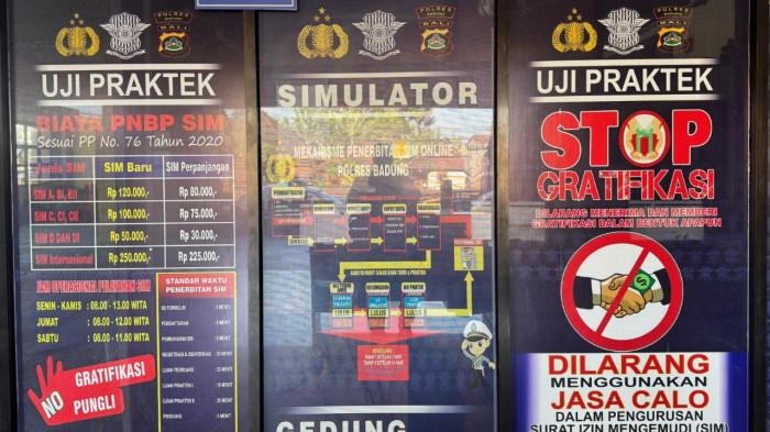LAYANAN SIM - Pelayanan SIM yang dilakukan personil Satlantas Polres Badung pada Rabu (1/10).