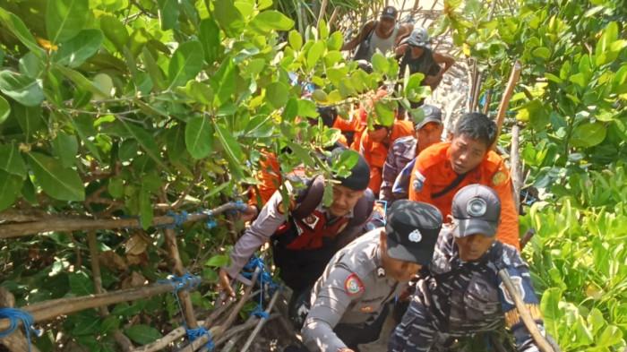 EVAKUASI - Wisatawan Prancis, Alena Andreeva Oparina (32) ditemukan meninggal dunia setelah terseret arus kuat saat berenang di Pantai Kelingking, Desa Bunga Mekar, Rabu (15/10/2025).