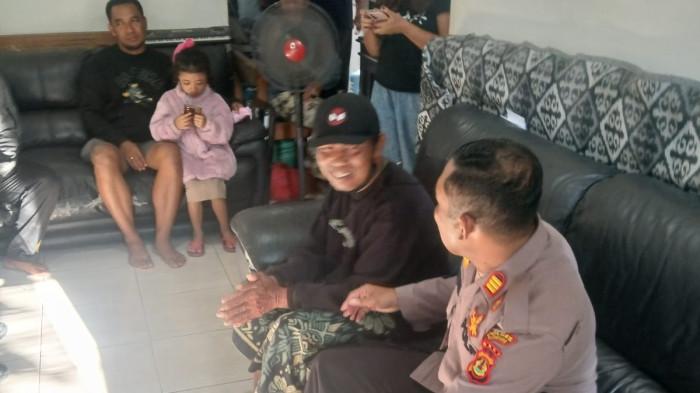Wayan Budiarta bersama petugas kepolisian, setelah ditemukan warga di Denpasar, Kamis (2/10/2025).