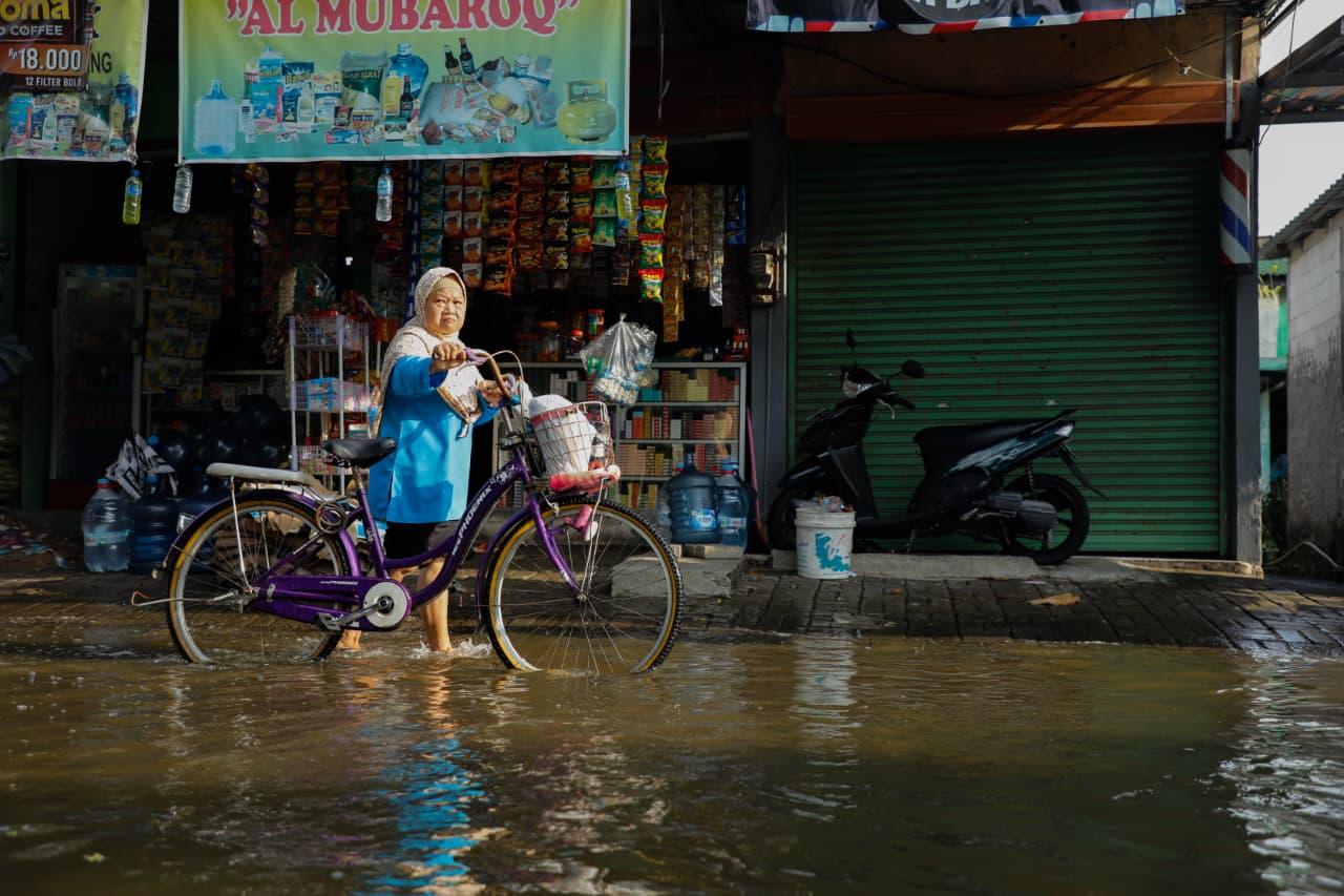 Tinjau Korban Banjir, Gubernur Jawa Tengah Ahmad Luthfi Pastikan Bantuan Tepat Sasaran