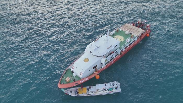 PENARIKAN KAPAL - KN SAR Karna milik Basarnas Babel saat melakukan evakuasi penarikan kapal KM Nur Aini yang mati mesin di Perairan Pesaren, Tuing, Bangka, Senin (13/10/2025).