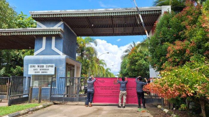 Petugas melakukan penyegelan terhadap salah satu smelter di kawasan TPI Kota Pangkalpinang, Jumat (19/04/2024)