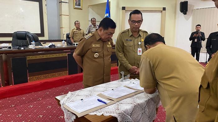 TANDATANGAN FAKTA INTEGRITAS -- Penjabat Wali Kota Pangkalpinang M. Unu Ibnudin menyaksikan langsung penandatanganan fakta integritas netralitas ASN oleh camat dan lurah se-Kota Pangkalpinang dalam menghadapi Pilwako ulang 2025, Senin (4/8/2025), di Ruang OR Balai Betason, Kantor Wali Kota.