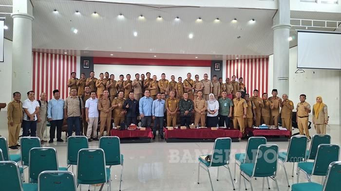 FOTO BERSAMA -- Sejumlah kepala desa saat berfoto bersama usai mengikuti sosialisasi penataan pemanfaatan dan penggunaan kawasan hutan terhadap aktivitas usaha budidaya perkebunan masyarakat di Gedung Serbaguna Pemerintah Kabupaten Bangka Selatan, Selasa (5/8/2025). Sosialisasi dilakukan agar masyarakat dapat memahami keselarasan antara kegiatan perkebunan masyarakat dengan kelestarian fungsi hutan.