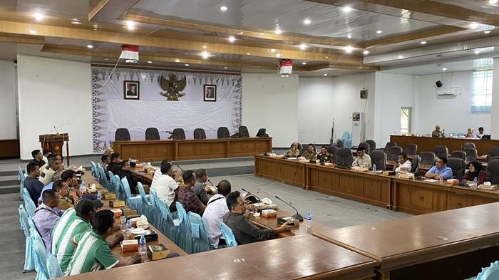 RDP STADION OROM - DPRD Bangka menggelat Rapat Dengar Pendapat dengan sejumlah pihak membahas tentang kelanjutan renovasi Stadion Orom Sungailiat, Bangka, Selasa (5/8/2025) di ruang paripurna DPRD Bangka.
