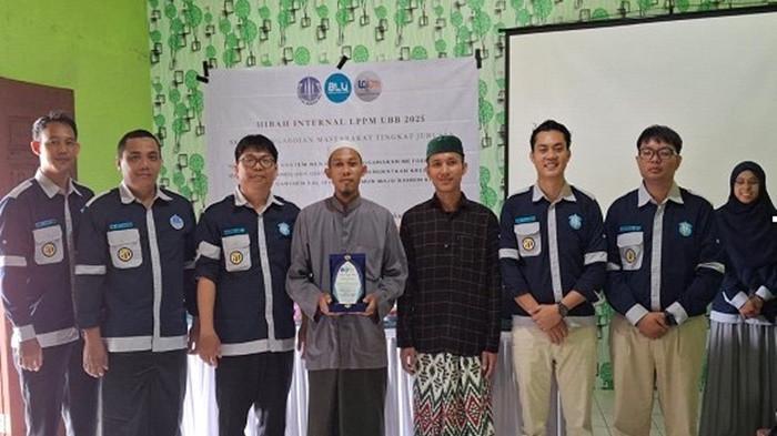 Tim PMTJ dari Program Studi Teknologi Informasi saat mengembangkan Website Profil dan Sistem Penerimaan Peserta Didik Baru (PPDB) Online untuk Pondok Pesantren Salafiyah Ilzamun Maju Bahrin di Desa Kimak, Kabupaten Bangka, Senin (4/8/2025).