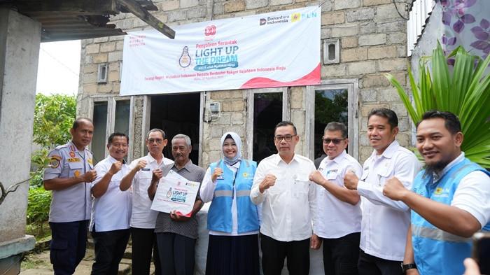 GM PLN UIW Babel, Ira Savitri (tengah) berfoto bersama stakeholder yang hadir dalam penyalaan serentak program LUTD HUT RI ke 80 di rumah Bapak Mascik (empat dari kiri)