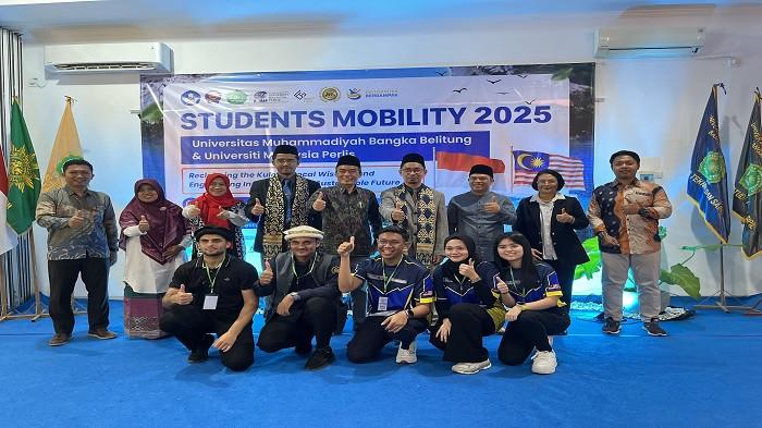 Penyematan tanda peserta Student Mobility dan foto bersama Rabu (23/9/2025).