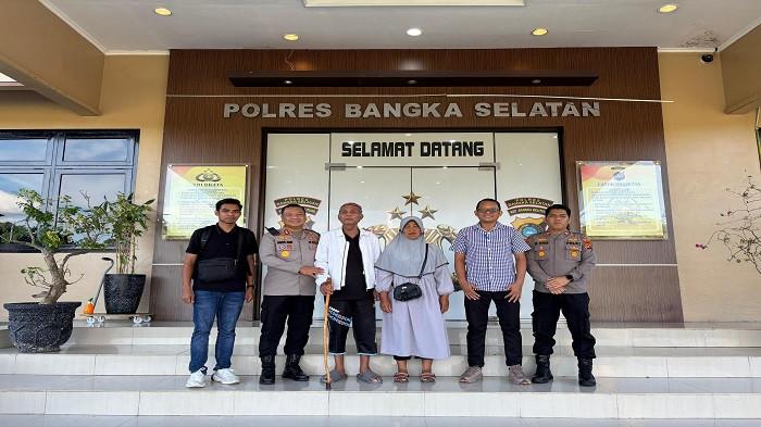 DIPERTEMUKAN -- Jumhartono ketika dipertemukan dengan anaknya bernama Hayati, Minggu (21/9/2025) kemarin. Keduanya telah berpisah selama 20 tahun lalu, setelah Jumhartono memutuskan bekerja menjadi TKI di Malaysia.