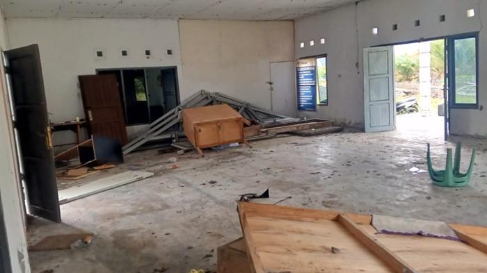 FASILITAS RUSAK -- Sejumlah fasilitas di Pos Stasiun Pengumpul milik PT Timah Tbk di Desa Bencah, Kecamatan Airgegas mengalami kerusakan, Senin (29/9/2025) pagi. Rusaknya fasilitas tersebut diduga dilakukan oleh sejumlah masyarakat yang mendatangi pos untuk menyampaikan aspirasi.