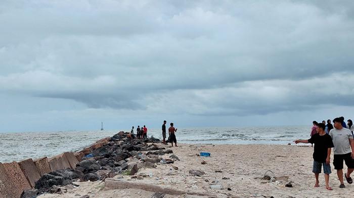 Masyarakat menyaksikan pencarian korban terserret ombak di Pantai Menara, Manggar, Kabupaten Belitung Timur, Senin (29/9/2025).