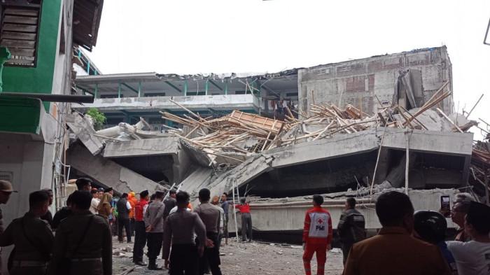 MUSALA PONPES AMBRUK - Sebuah bangunan musala di area Pondok Pesantren Al-Khoziny, Desa Buduran, Sidoarjo, Provinsi Jawa Timur ambruk pada Senin (29/9/2025).